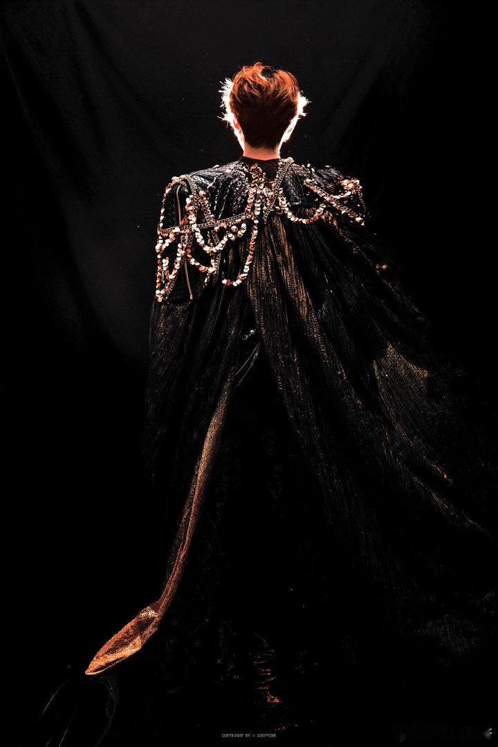 王源泡泡岛音乐节披风造型 今晚泡泡岛，王源穿着披风上台。风大，披风被吹得鼓起来，