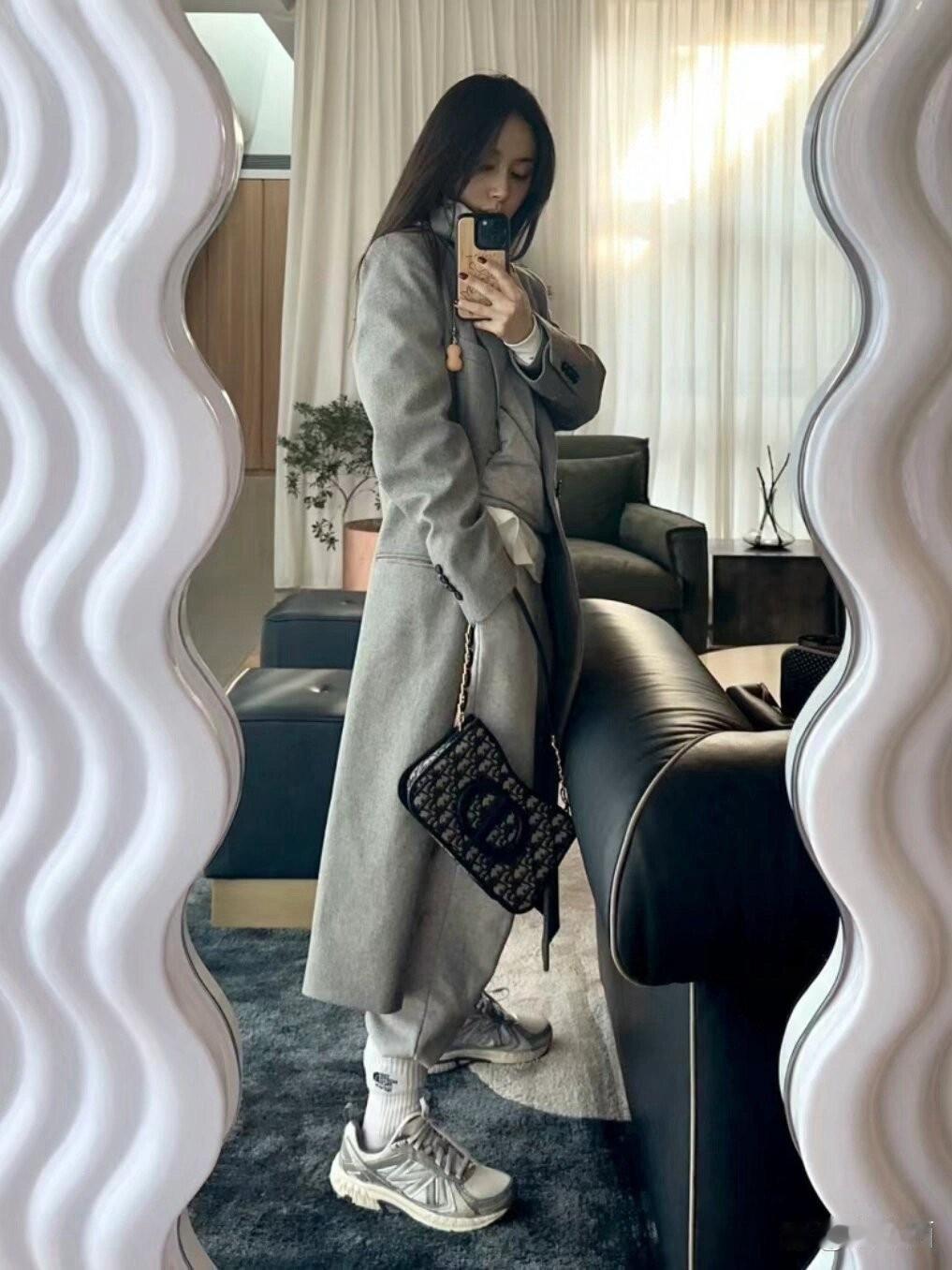 王子文真是小个子穿搭典范！穿灰色大衣内搭运动套装，显高又时髦 