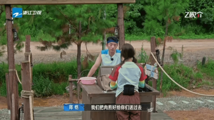 看郑恺和苗苗的一来一回，完全被他们的默契打动了！交易结束后，郑恺不仅投喂了腊肠和