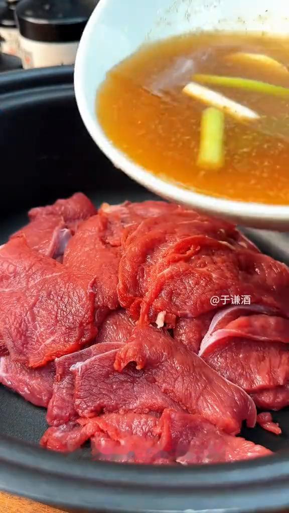 牙签肉。
我突然想起来一种美食：牙签肉。
·用羊腿上的肉切成2~3厘米的小片。