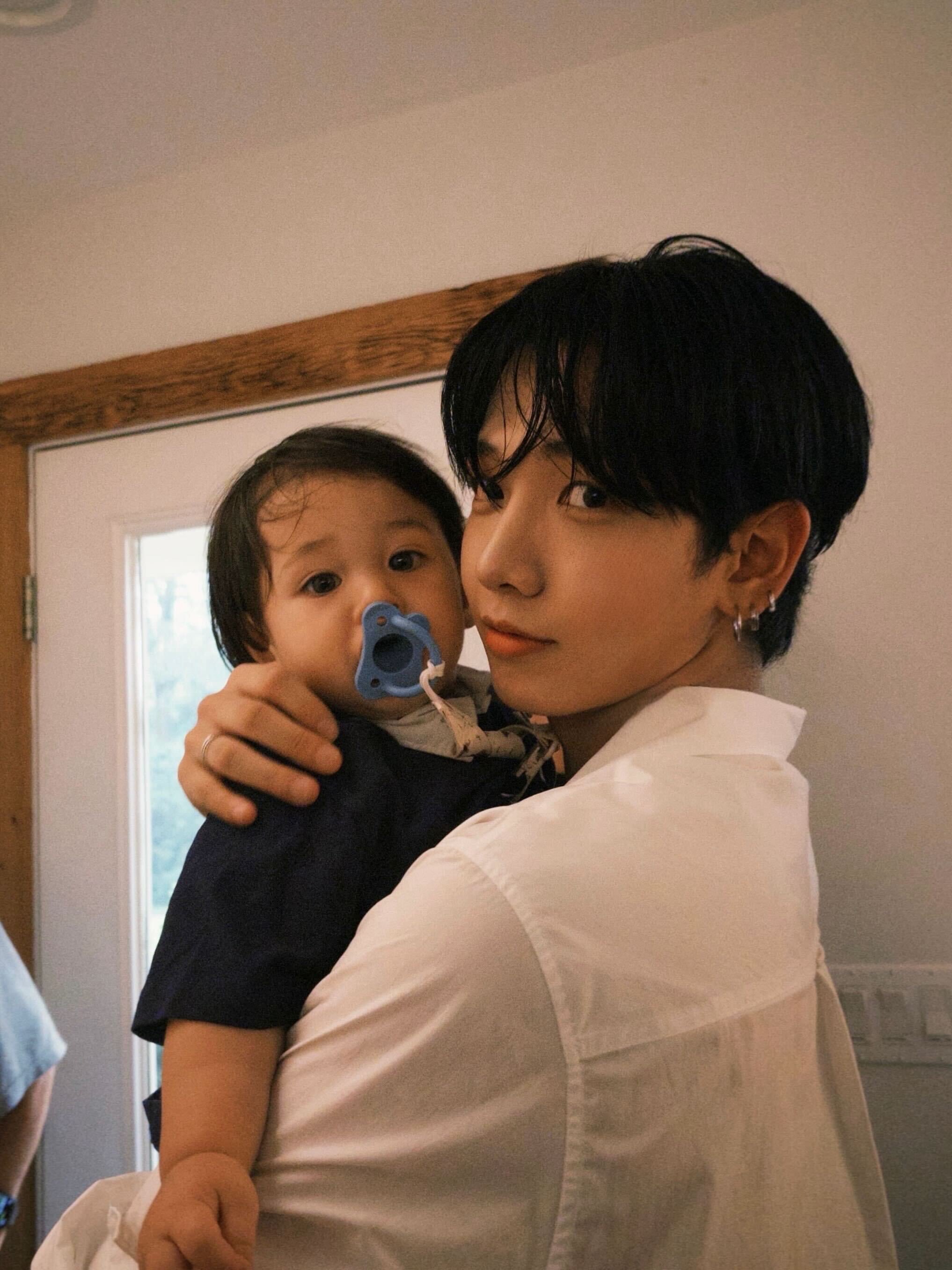 明宰铉 with小表弟 这组图看的人哈特软软！ 