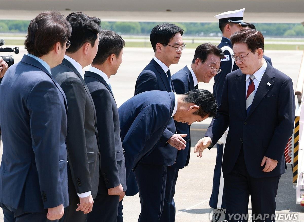 【李在明结束欧洲之行回国】郑清来 韩国总统李在明18日结束为期十天的访欧之旅回国