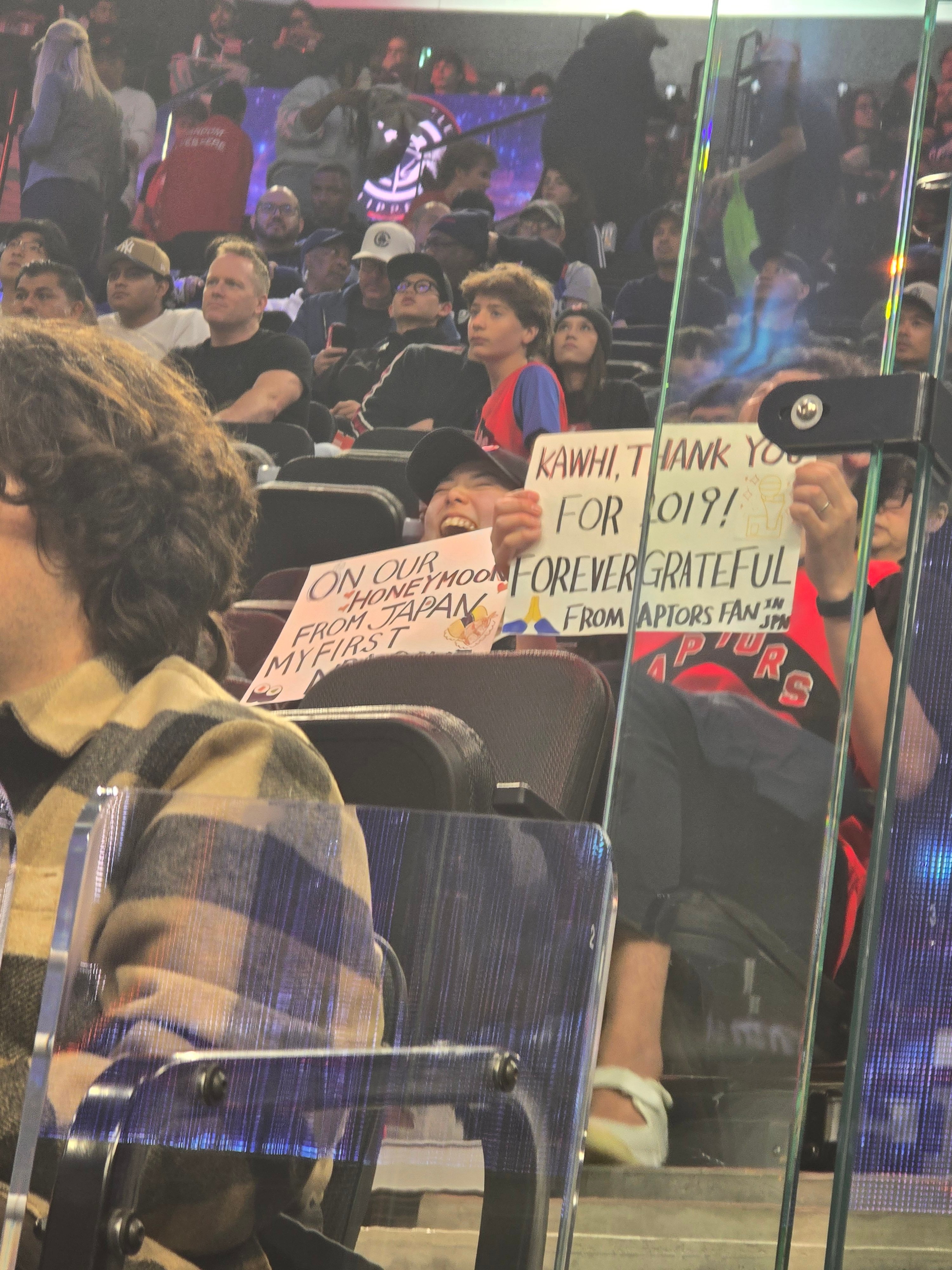现场一对度蜜月的日本球迷举牌：卡哇伊，谢谢你的2019年，永远感激！——来自日本