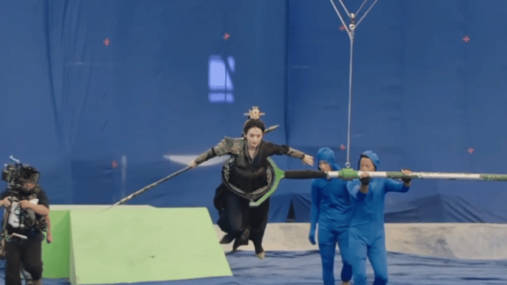 林更新：“《与凤行》第1集，沈璃逃婚的打戏，前期拍了2周，后期又补拍了好几天。戴