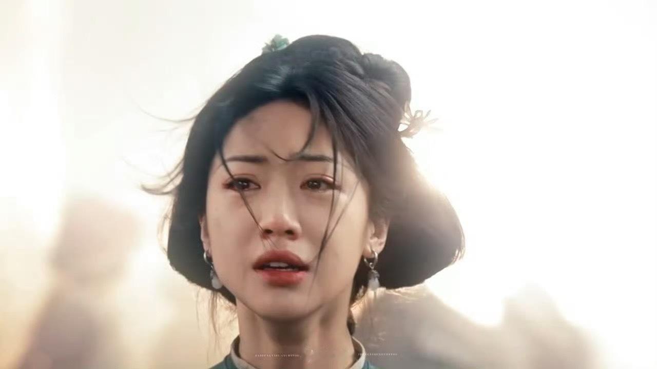 破碎感不是脆弱，是向涵之眼底藏不住的故事，在镜头里轻轻发抖。 