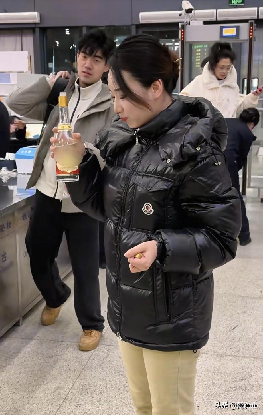 “豪爽！”江苏高铁站里，有位大姐过安检时被拦了下来，原因是她包里带了半瓶已经开封