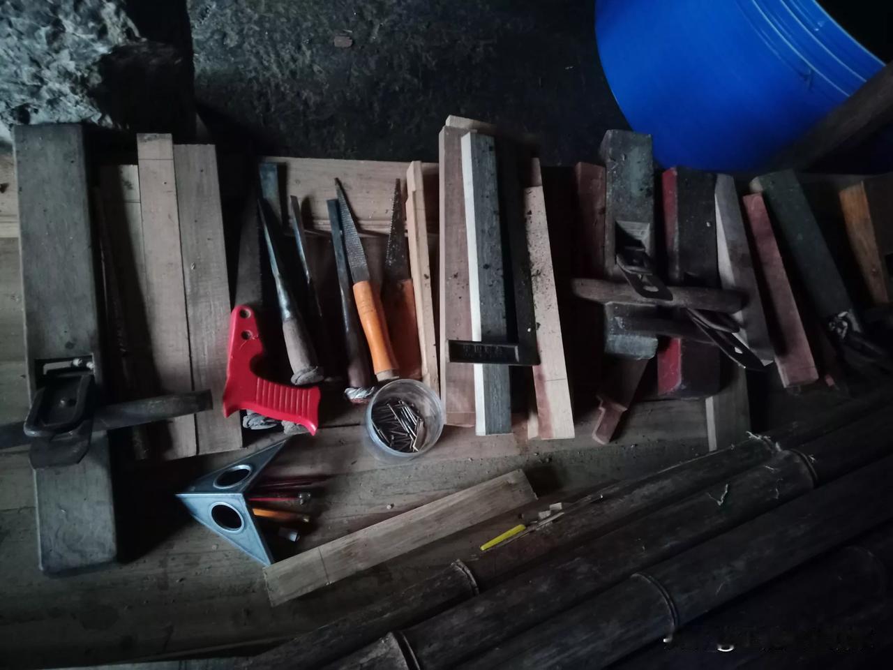 这是一个在农村家里面拍的相片，光线不太好。我敢打赌99%的人都不认识。里面的这一