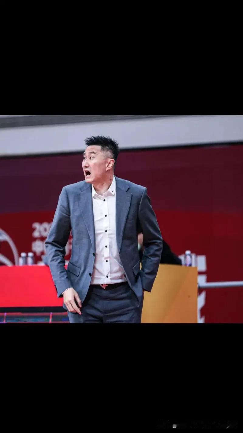辽宁球迷眼中广东男篮，输广厦暴露5点问题：
一、徐杰：三分球失准，送出全队极高5