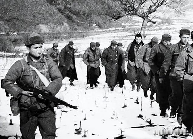 1953年，纪桂祥摸进敌军破庙想抓美国大兵立功，结果一锅端了11个长发女兵，连饭