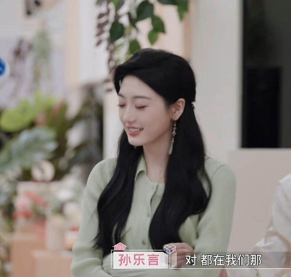 乐言就是那种一眼明媚的大美女啊虽然她的外表很大女主 但她的内心很小女生啊在面对彭