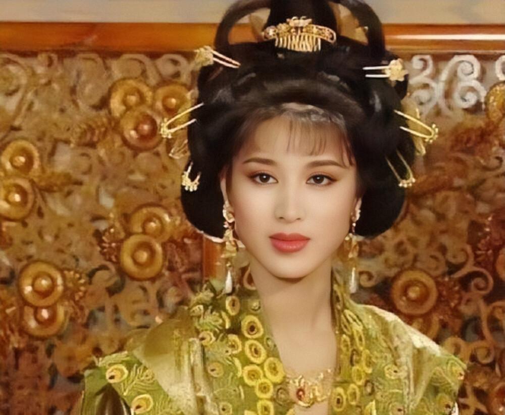 “公元655年，王皇后被废前夜，没写血书、没砸凤冠，只默默把武则天送的‘同心结’