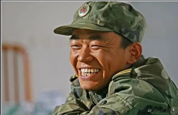 许三多是幸运的。一路领导都挺好。马班长、史今、高城、团长、袁朗。
高城对许三多有