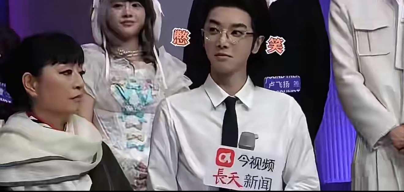 我的评分：华晨宇：你知道就是社交对我来说太难了。既然这样，我们花花就多多营业吧！