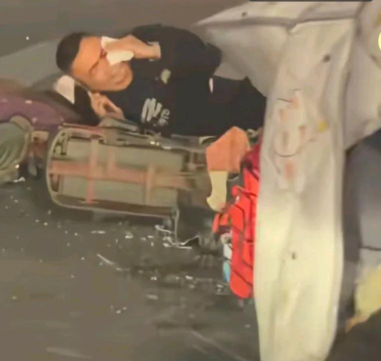 老头乐与电瓶车发生碰撞后，电瓶车司机坐在原地大哭不止，
这是有多难受呀，疼的哭着