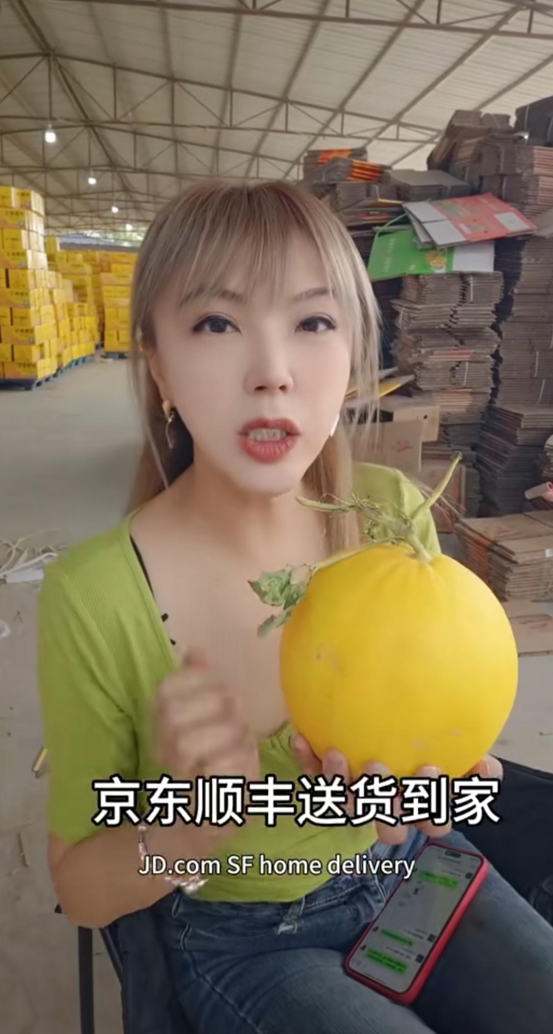 大家有没有觉得很奇怪，台湾助农主播刘乐妍在直播卖农产品时，直播间就几十个人，和有