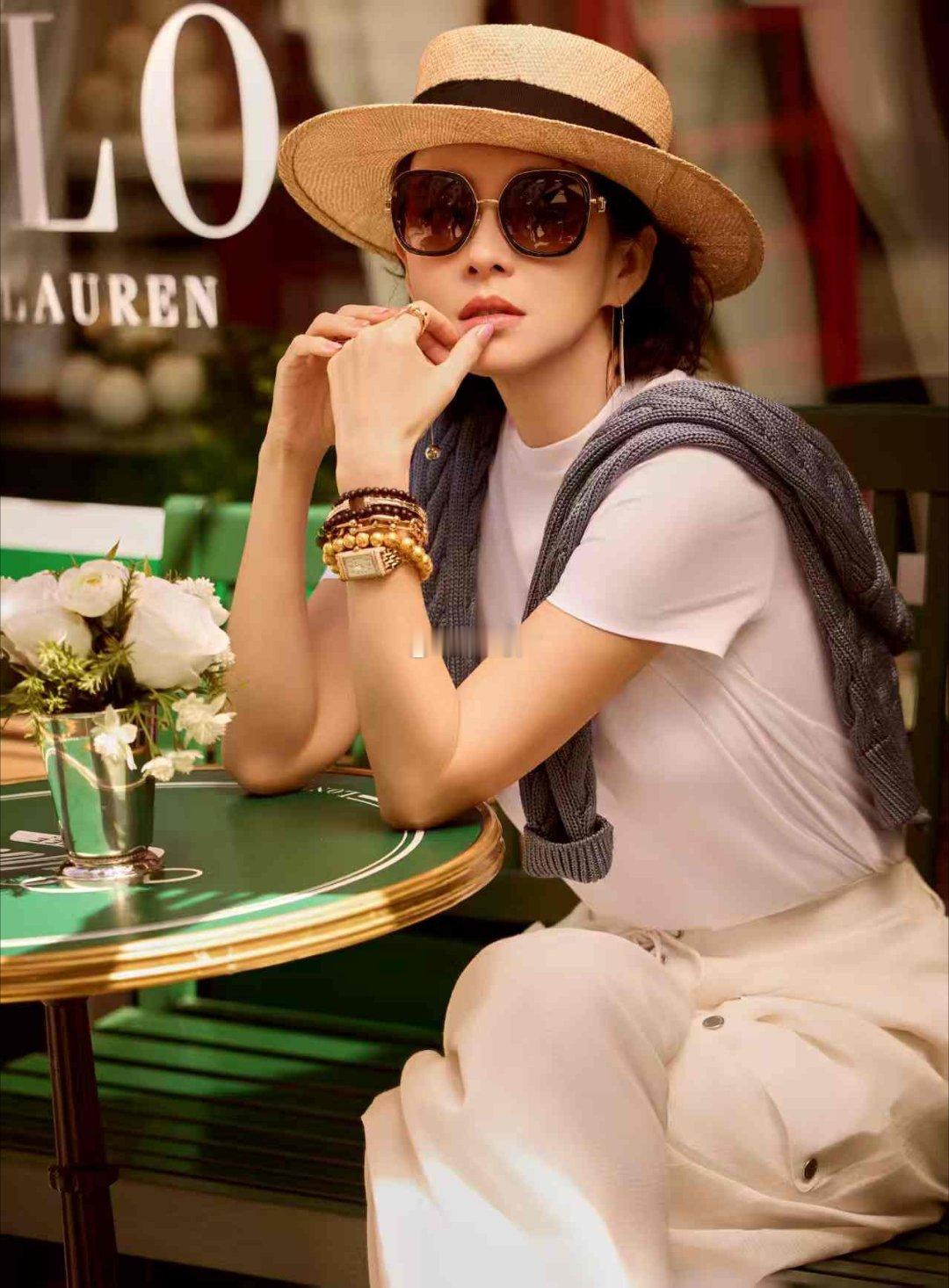 章子怡携儿女观战温网 温网的优雅和章子怡的从容像是互相找对了人，连带娃看球都能看