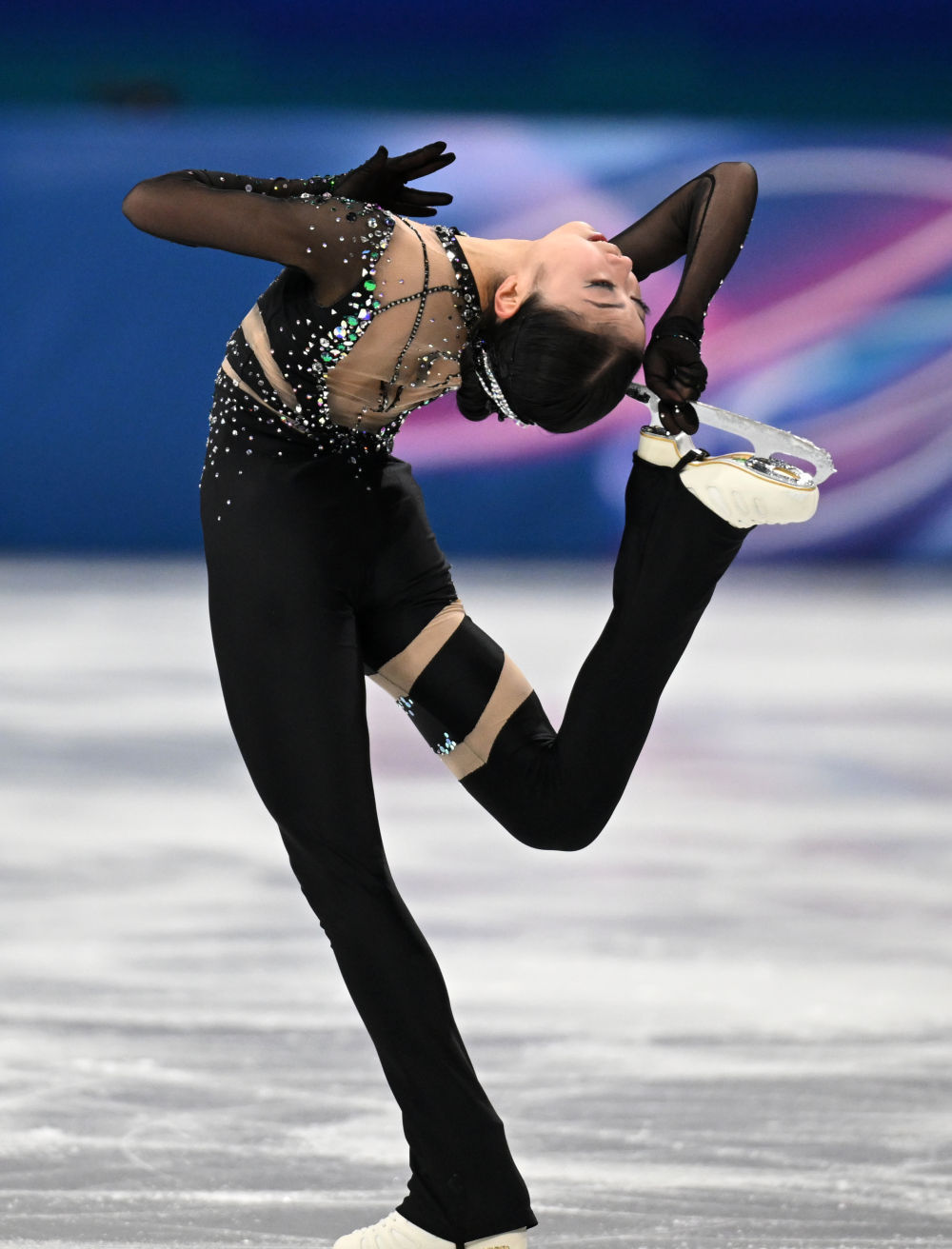 冬奥会 张瑞阳开心地走下冰场，和教练抱在一起。赛后在采访区，这位18岁的中国小将