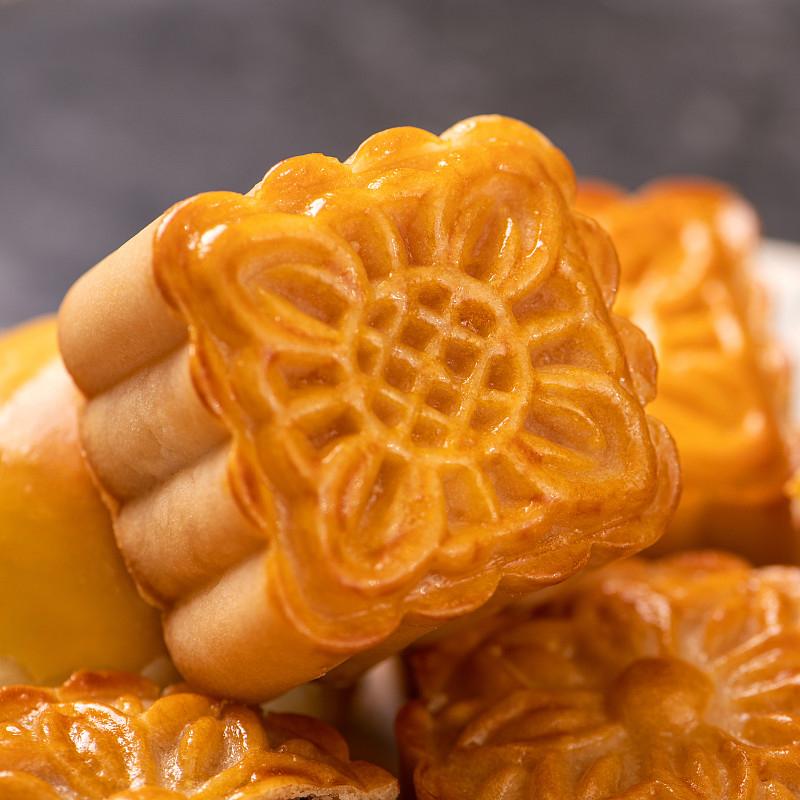 月饼市场大变天！今年没人送礼，全是自己买来吃🔥

真的发现没？今年的月饼彻底不
