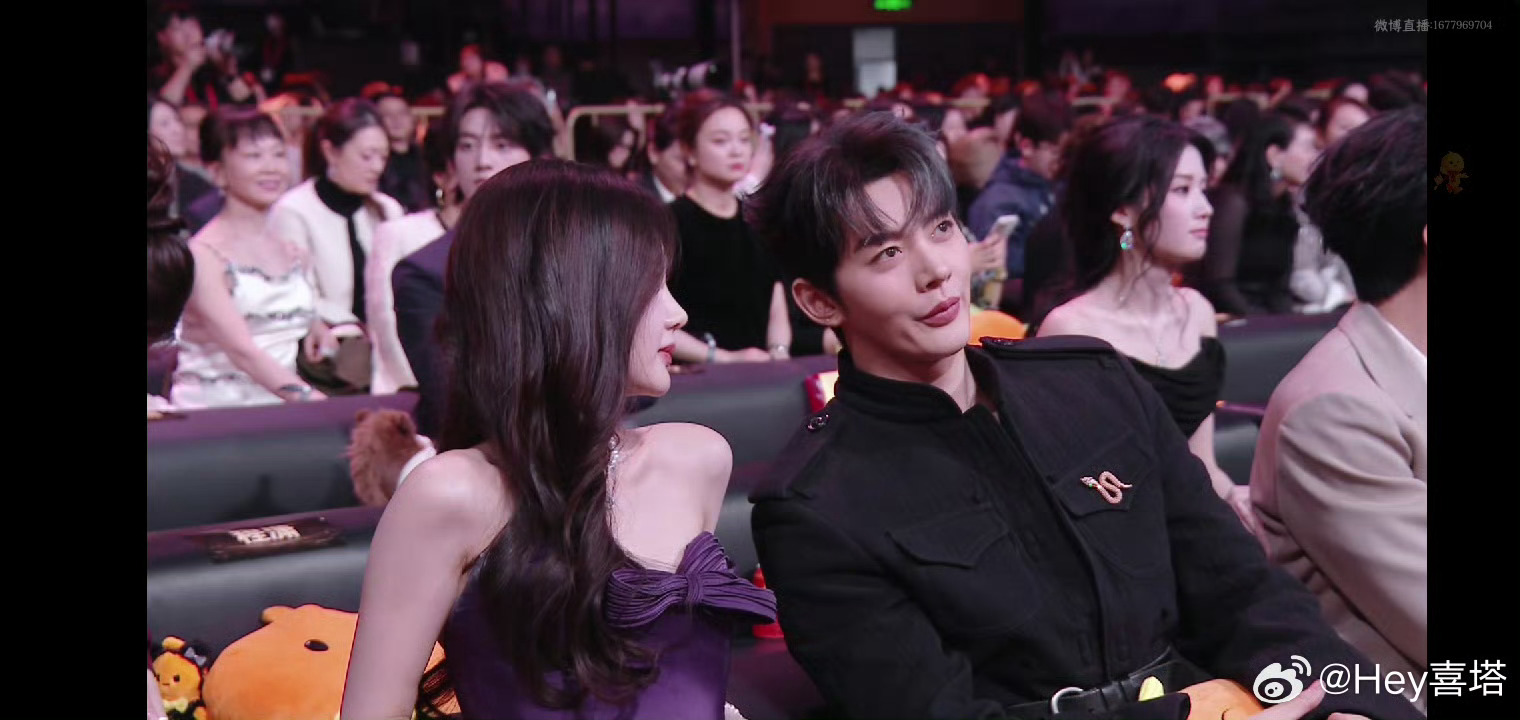 邓为李一桐在聊什么邓为李一桐内场热聊邓为李一桐再聊什么呀！？邓为