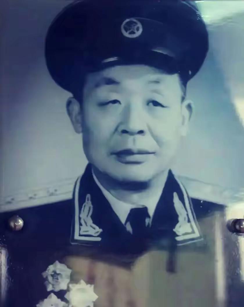 一块蓝布走完万里长征！三次缝制军装三度被紧急军令打断，小人物故事看哭无数人
 