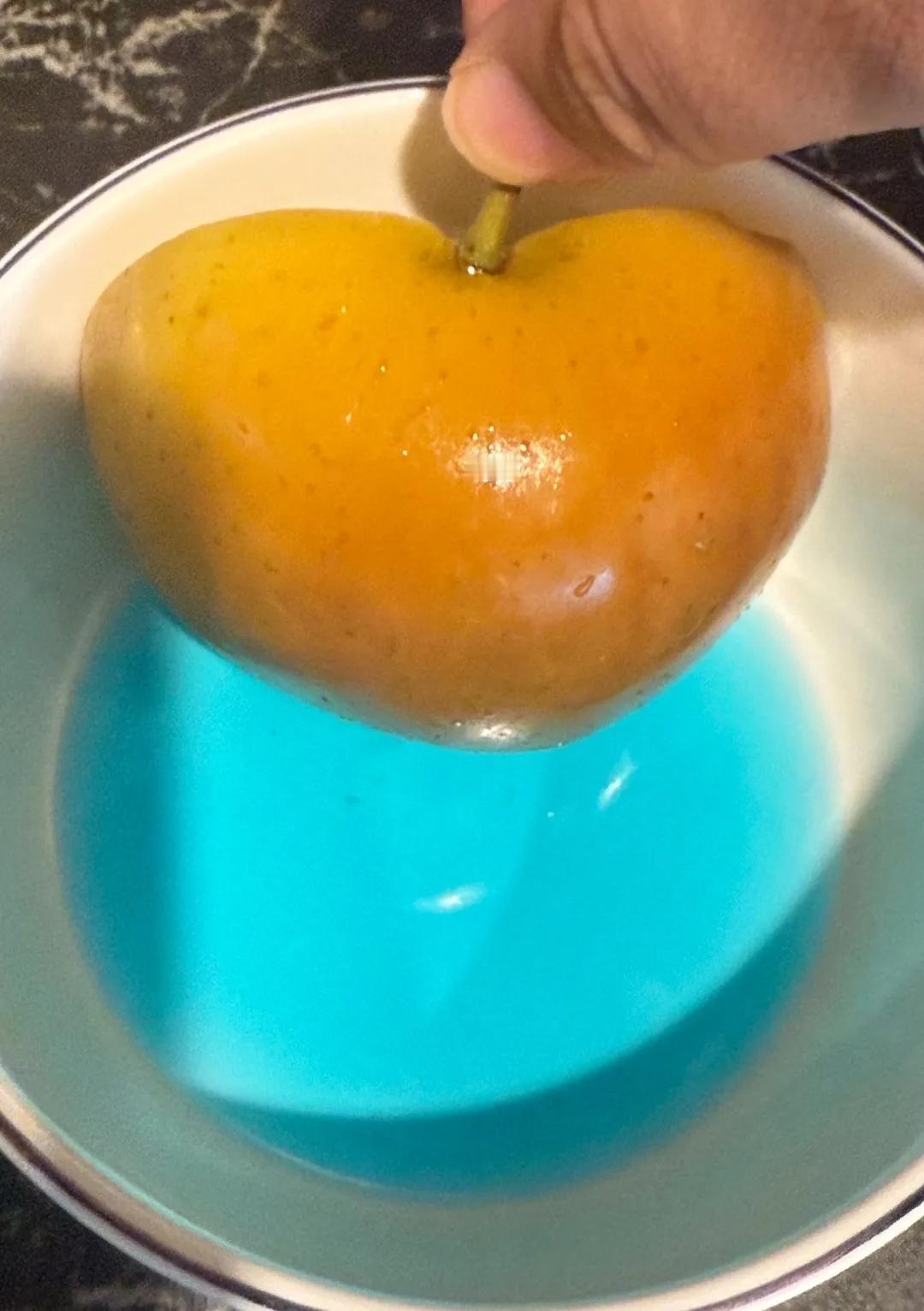 为什么苹果蒸出来一滩蓝色的水，有没有懂化学的说下这是什么原因？