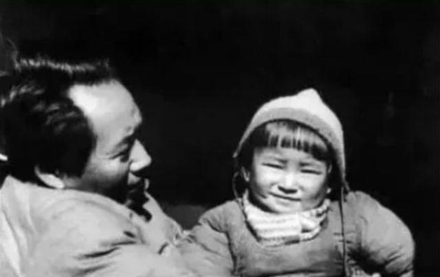 1947年，中央机关转战来到神泉堡后的某天下午，工作人员发现李讷不知怎么总是坐在