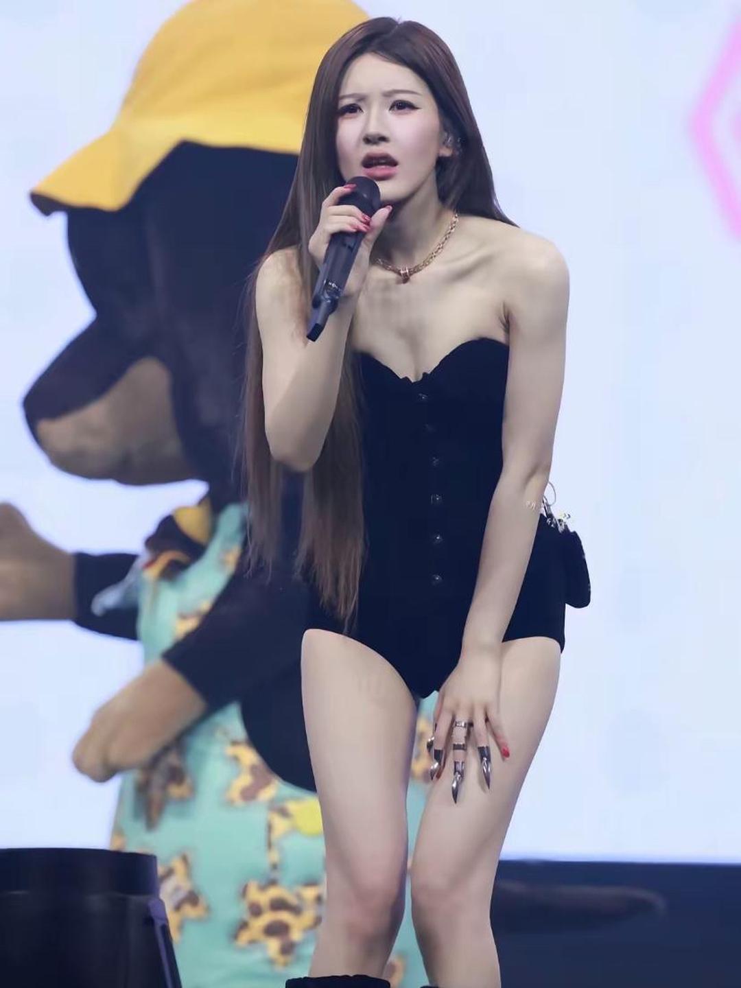 赵露思不是一直走甜美风吗？怎么现在变成这样了？今年27岁的她，穿衣风格越来越有L
