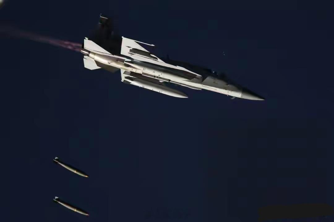 巴基斯坦空军对阿富汗境内目标实施空袭 作为回应，阿富汗对巴基斯坦发动了打击 。随