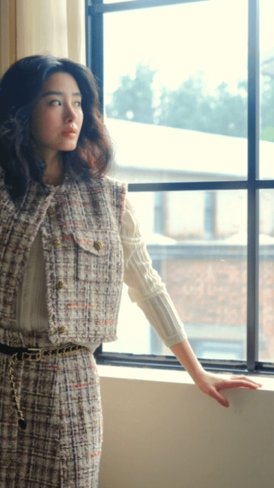 #杨采钰腰线# 杨采钰的腰线真是绝了，每次看都让人心动不已！那么纤细，那么有线条