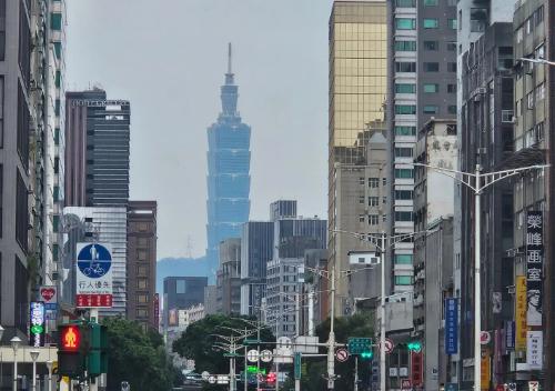 《环球时报》刊发署名海风深度评论，直接击碎台湾社会流传几十年的核心叙事。

所谓