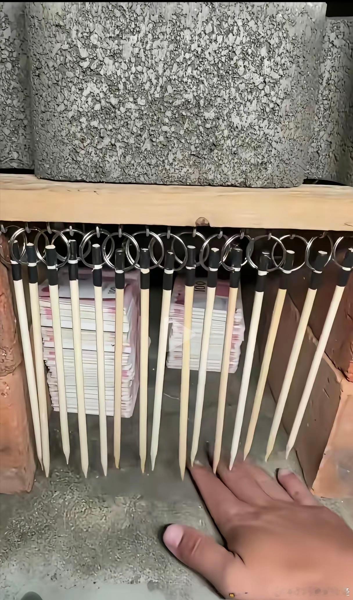 这锁牛逼啊。没点智商钱都拿不走！ ​​​