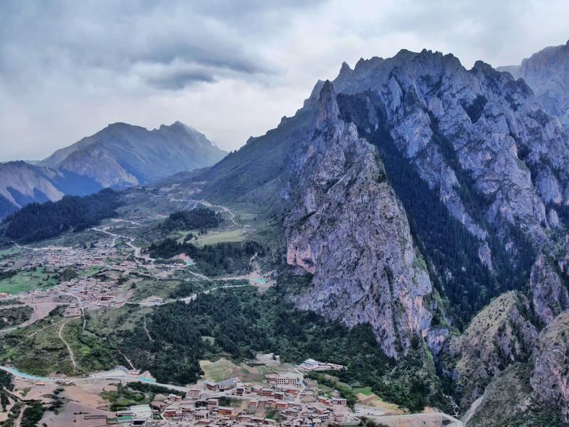 中国有好多绝美人间仙境般的山水风景，一生至少得去一次。比如甘南秘境扎尕那，在甘肃
