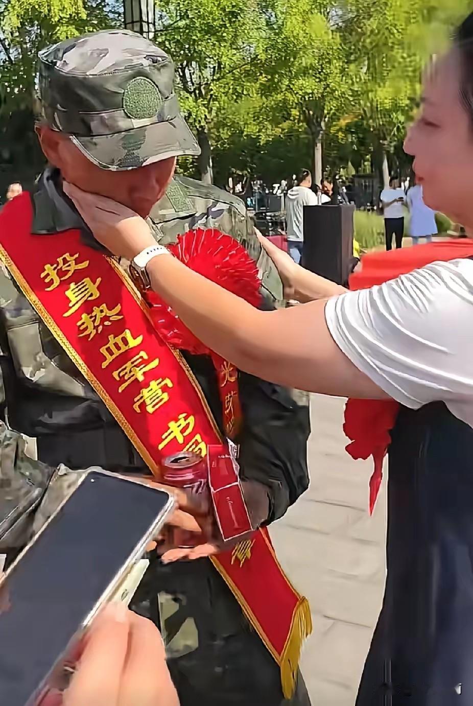 火出央视了

 4名女子，围在一位入伍新兵身旁，一名女子抚摸着小伙子的脸庞，说出