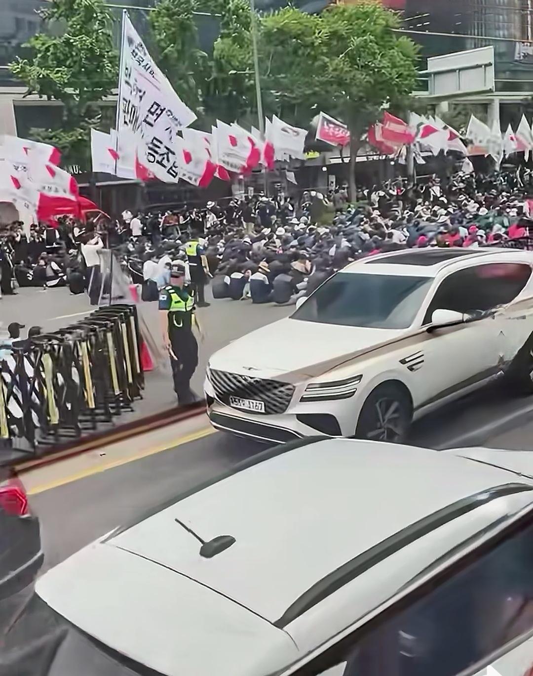 韩国股市大跌，棒子就上街示威。