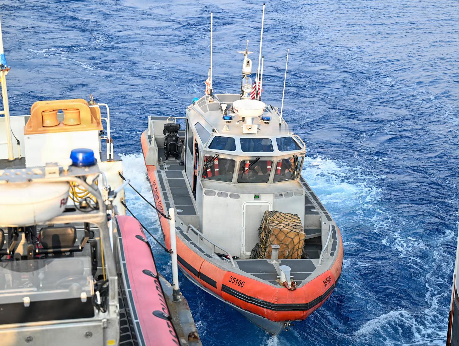 近日，美国海岸警卫队的巡逻舰、巡逻艇和舰载直升机在南海黄岩岛海域持续活动，菲律宾
