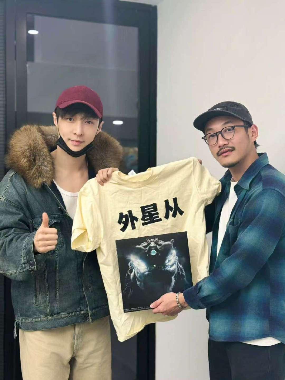 张艺兴张兴朝冷不丁梆梆就见到了，合照了！