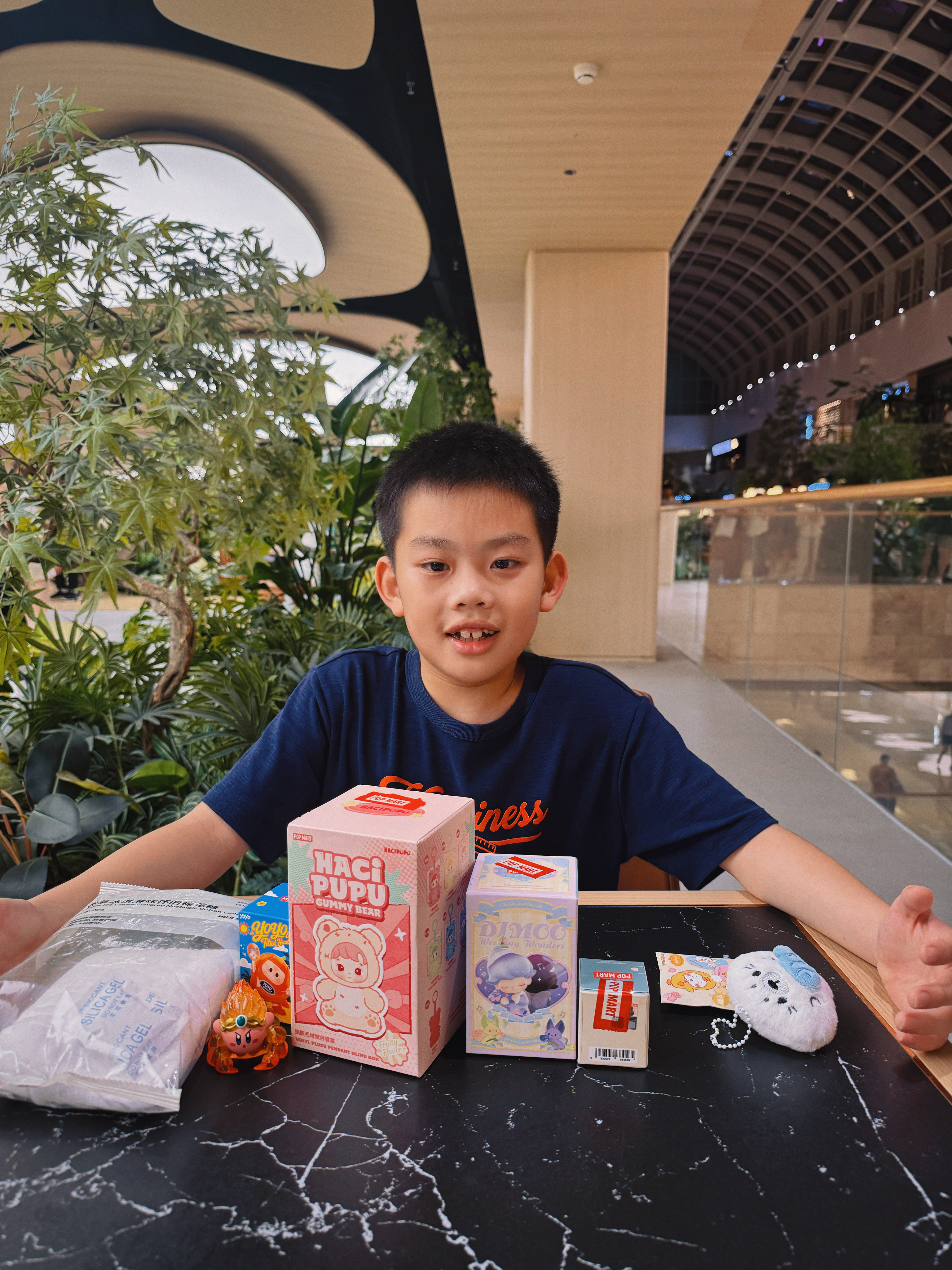 我和老二都爱逛潮玩店，南京新街口这一片潮玩店扎堆，逛起来很方便。泡泡玛特、吉伊卡