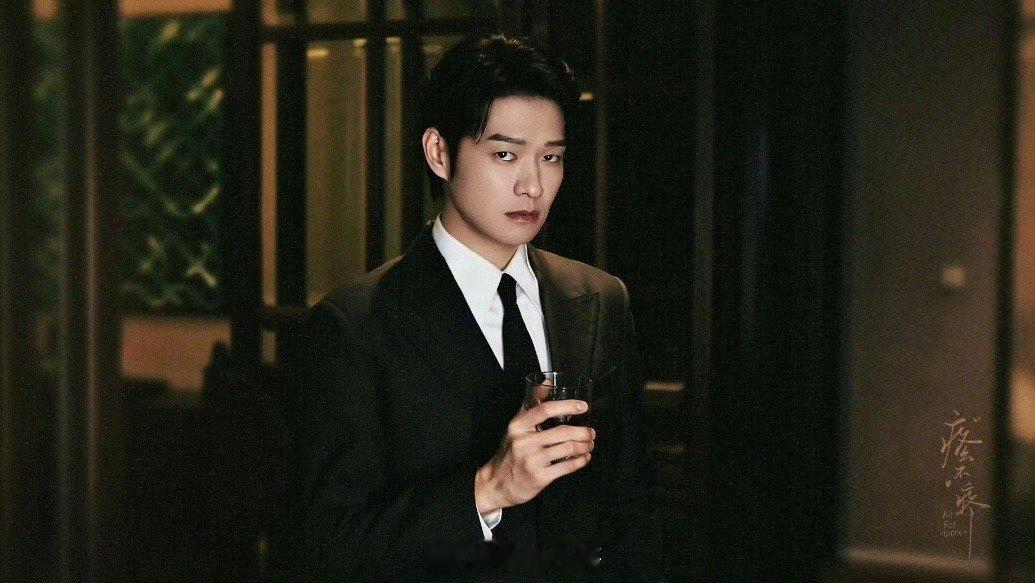 魏大勋在总裁赛道上简直是一骑绝尘！那浑然天成的贵气，仿佛与生俱来，从穿搭到气场都