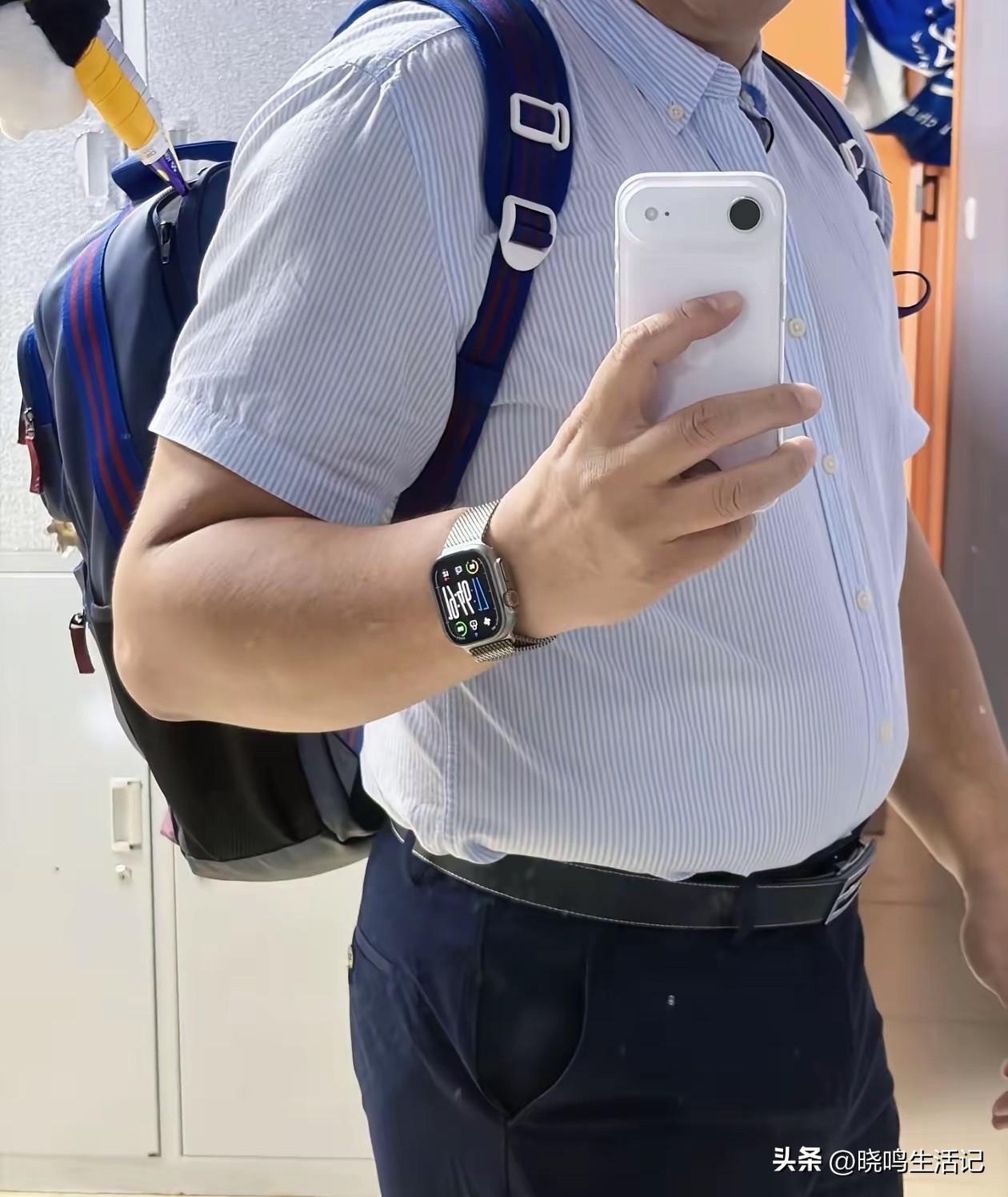 大叔的手机看着简洁大气，不知道是什么品牌的。