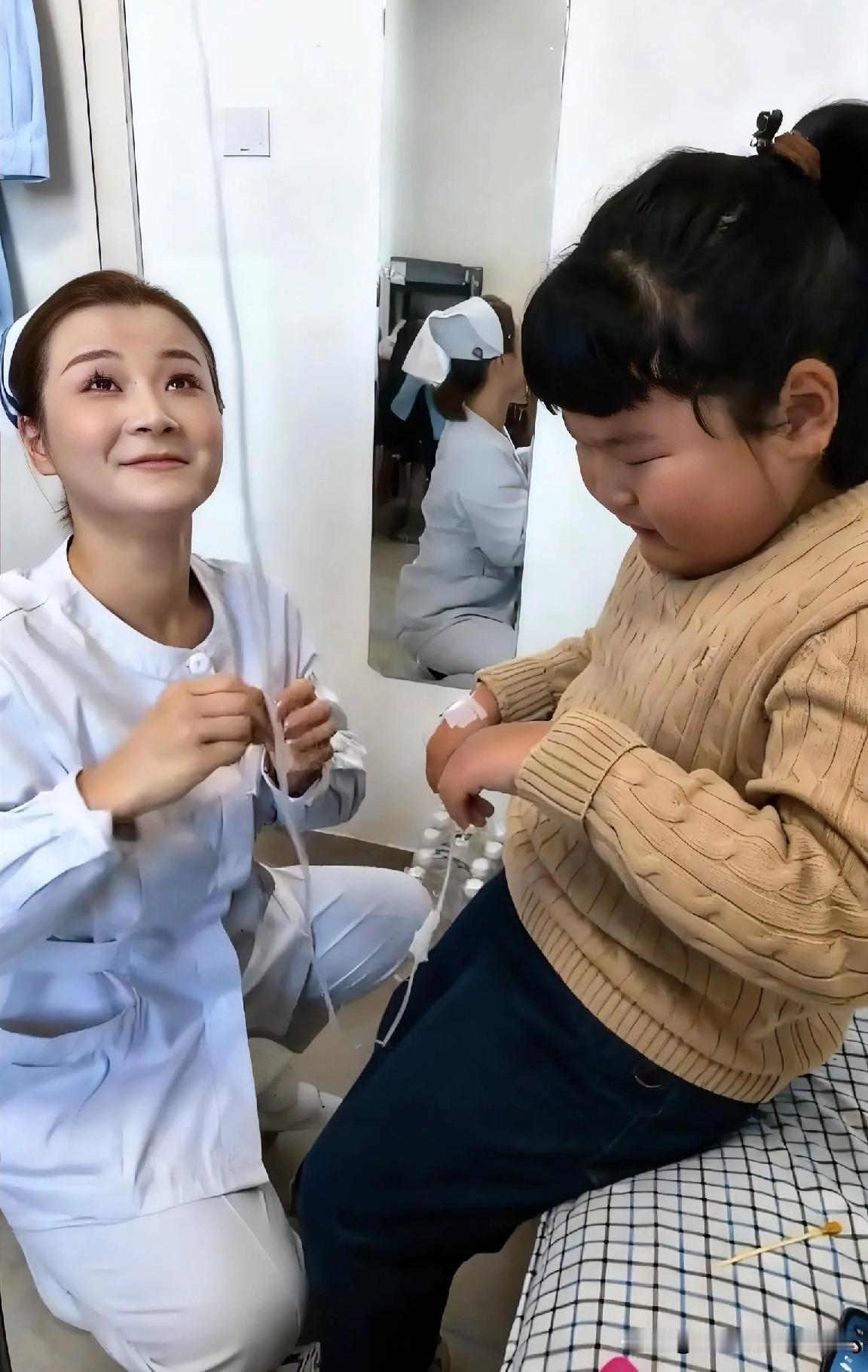 女儿生病，当护士长的妈妈给她输液，可扎了2次才扎进去，既疼又气的女儿
当场就哭了