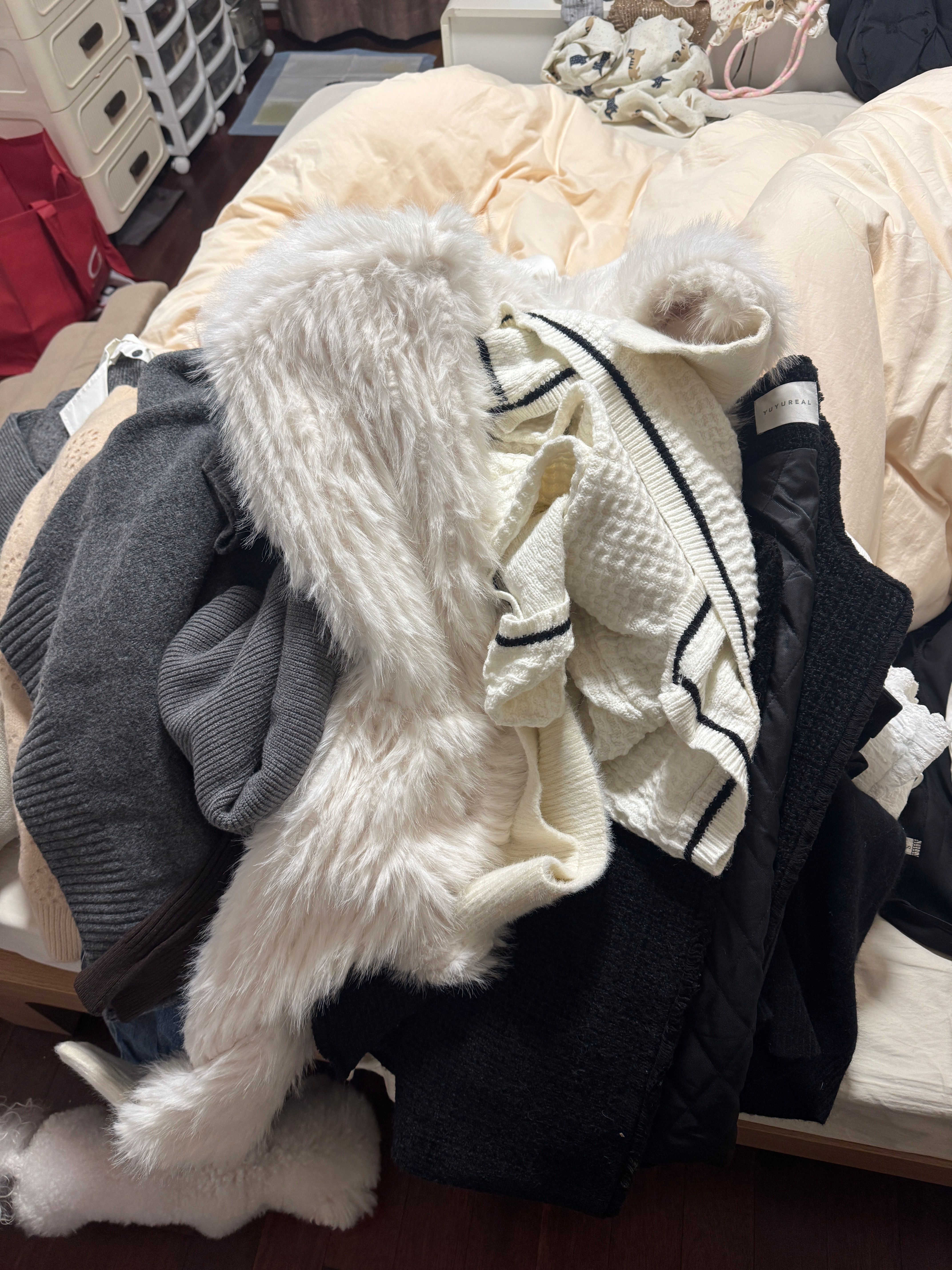 收拾出来好多闲置衣服 想狠狠断舍离一下 老婆们可以来找我买衣服盲盒！！ 春夏秋冬