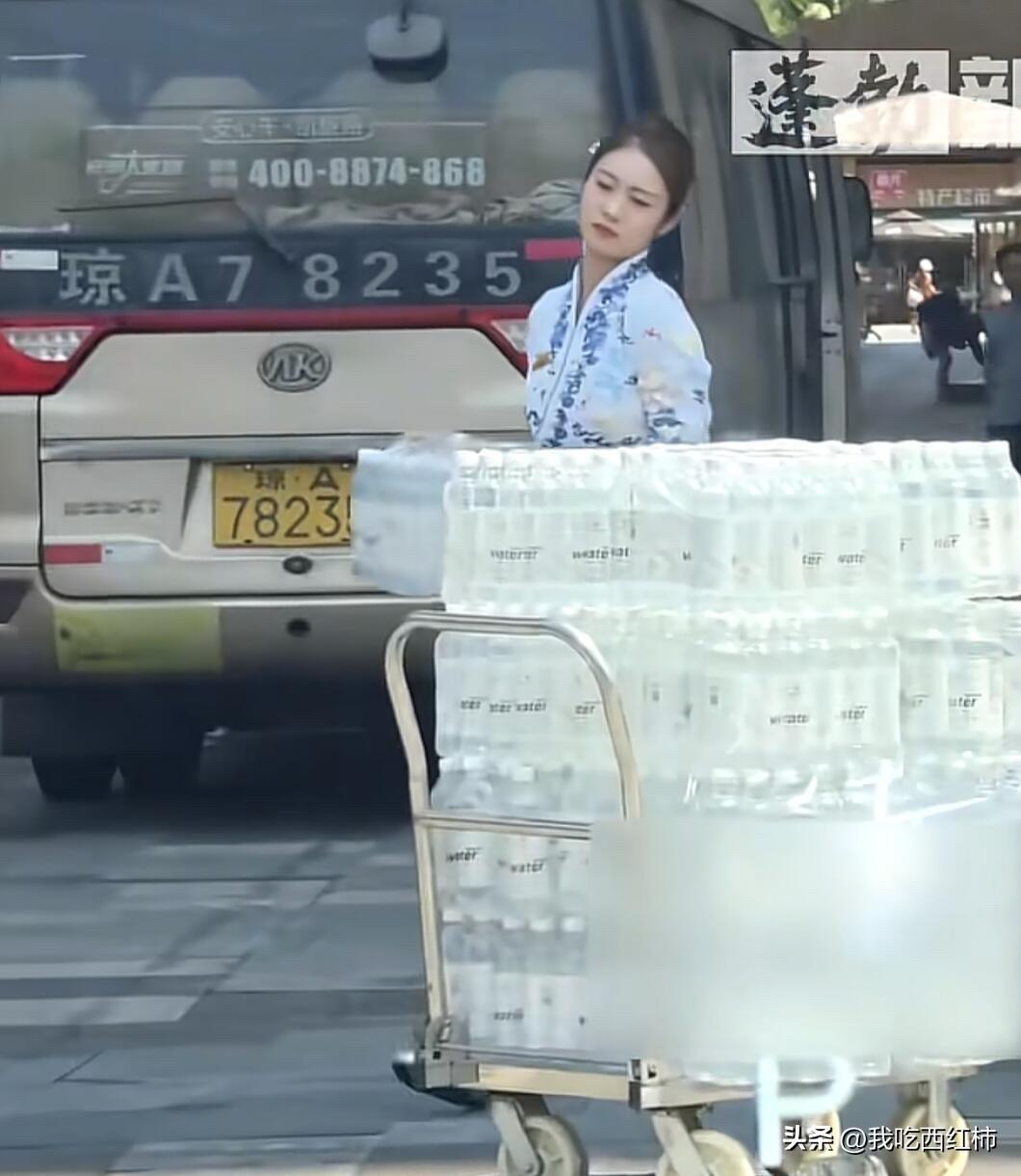 海航空姐，好想娶回家……
这个小空姐，刚飞完航班下了机组车，没想到一个阿姨搬水出