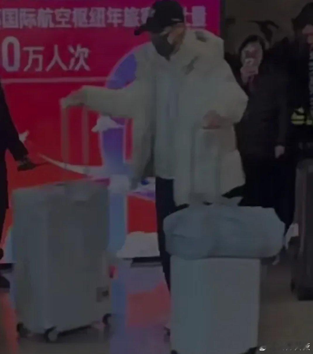 孙颖莎到达成都，准备参加世乒赛团体赛。孙颖莎这次的出行穿搭，一改以往全身李宁的风