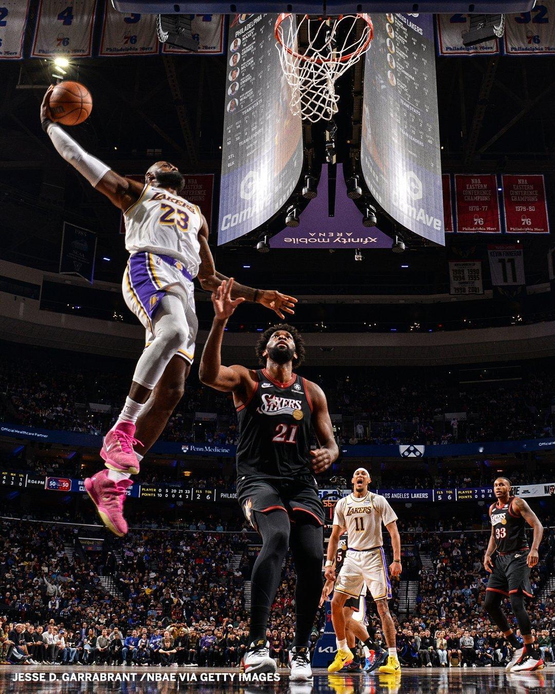 第23个赛季的扣篮詹姆斯王冠重新戴起詹姆斯詹姆斯戴王冠