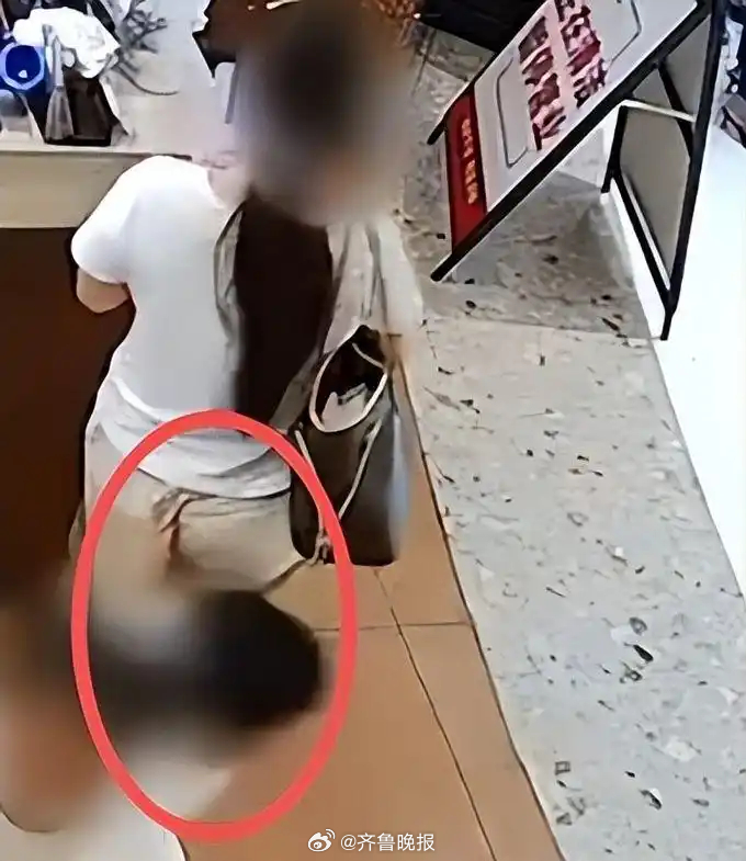 #摸臀事件女子拉扯男童致伤或侵权#【法眼｜4岁男孩被指“摸臀”事件：女子拉扯或侵