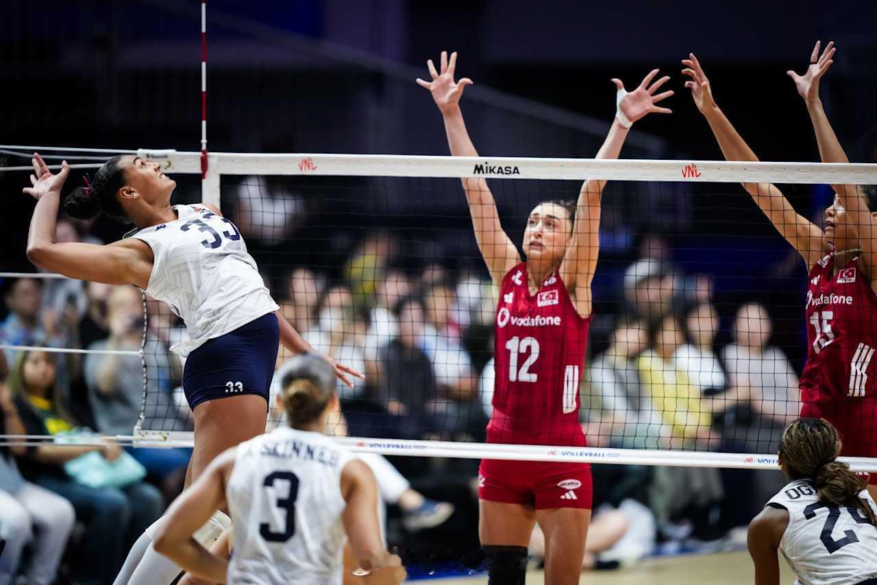 【国家女排联赛美国3-2土耳其拿到总决赛门票 巴尔加斯35分】2026世界女排联