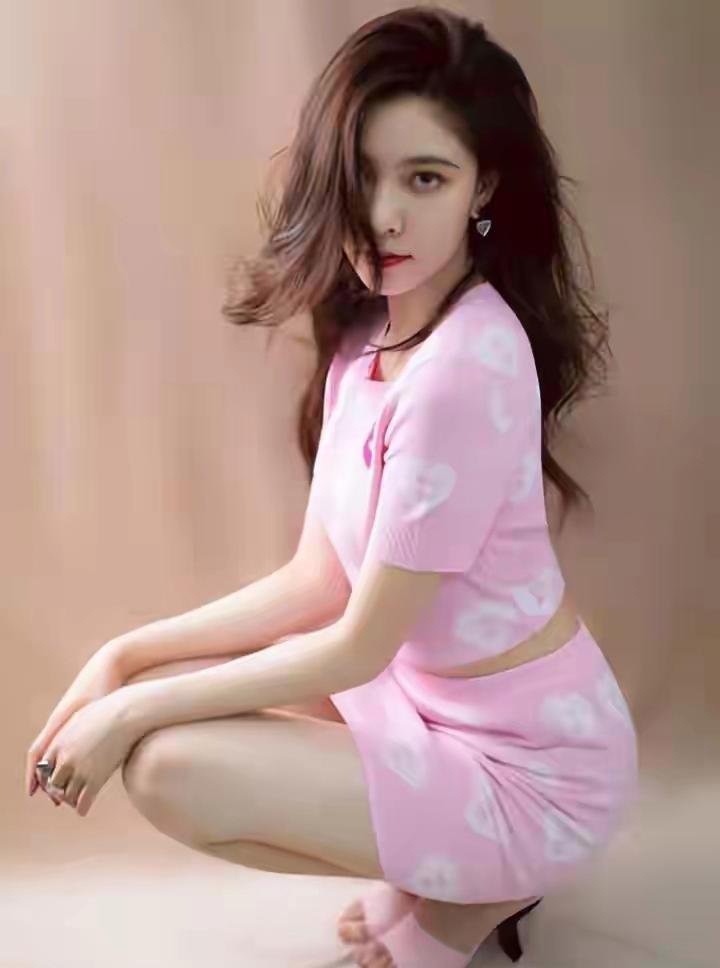 宋妍霏粉色装扮柔媚入心，这般美貌真叫人怦然心动！ 