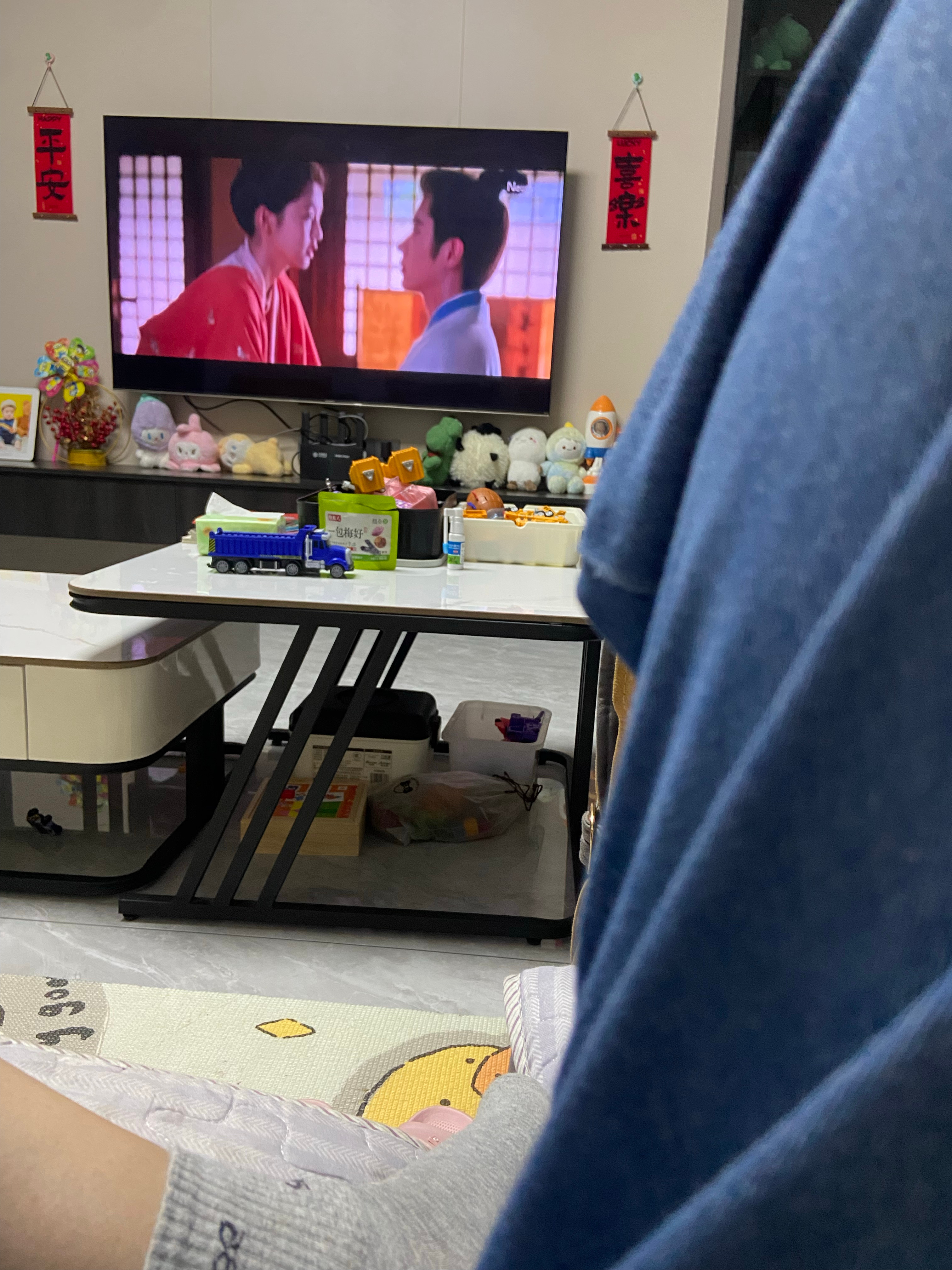 眼睛又睁不开了。让我睡吧，我又睡不着。睁着眼睛吧，又觉得太累。 