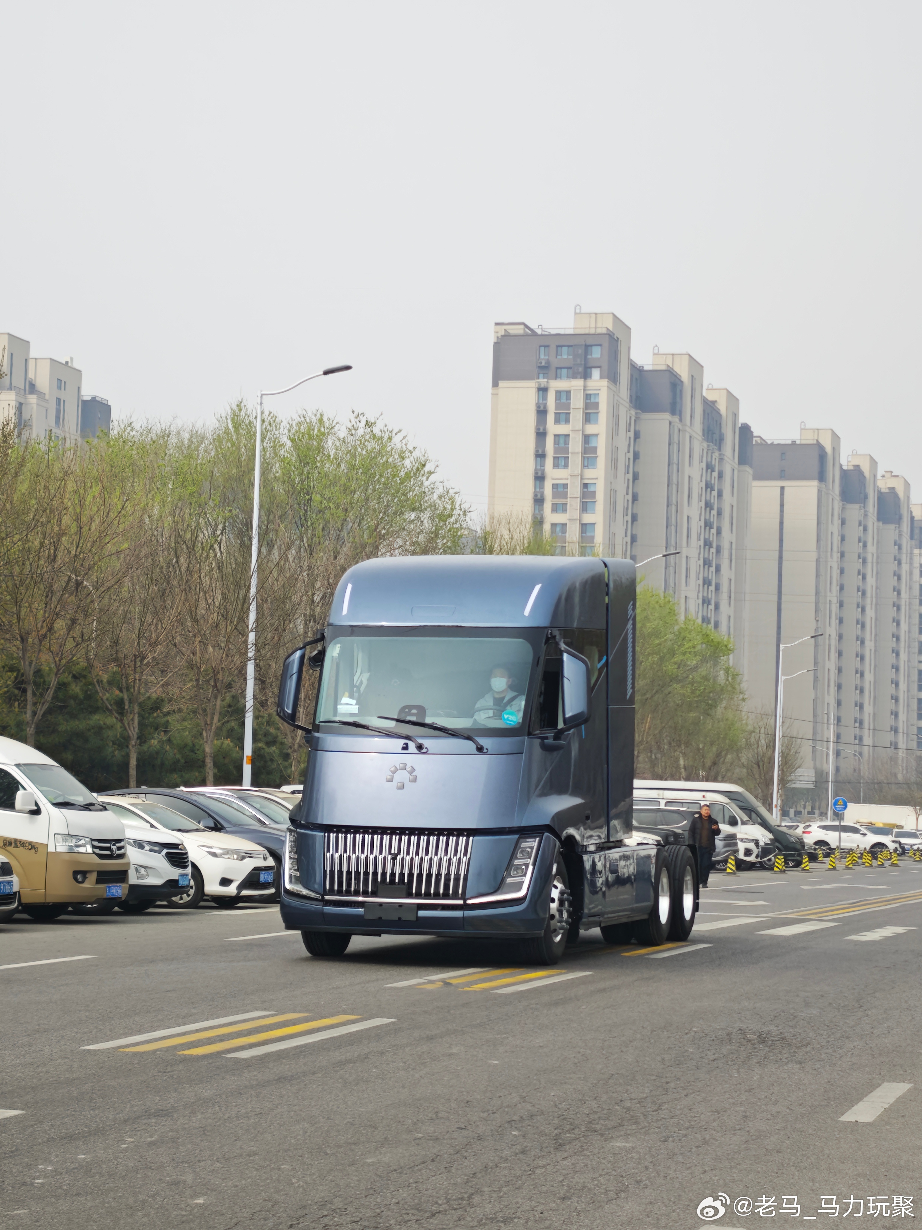 马力玩聚老马在路上 这样的重卡好看吗？