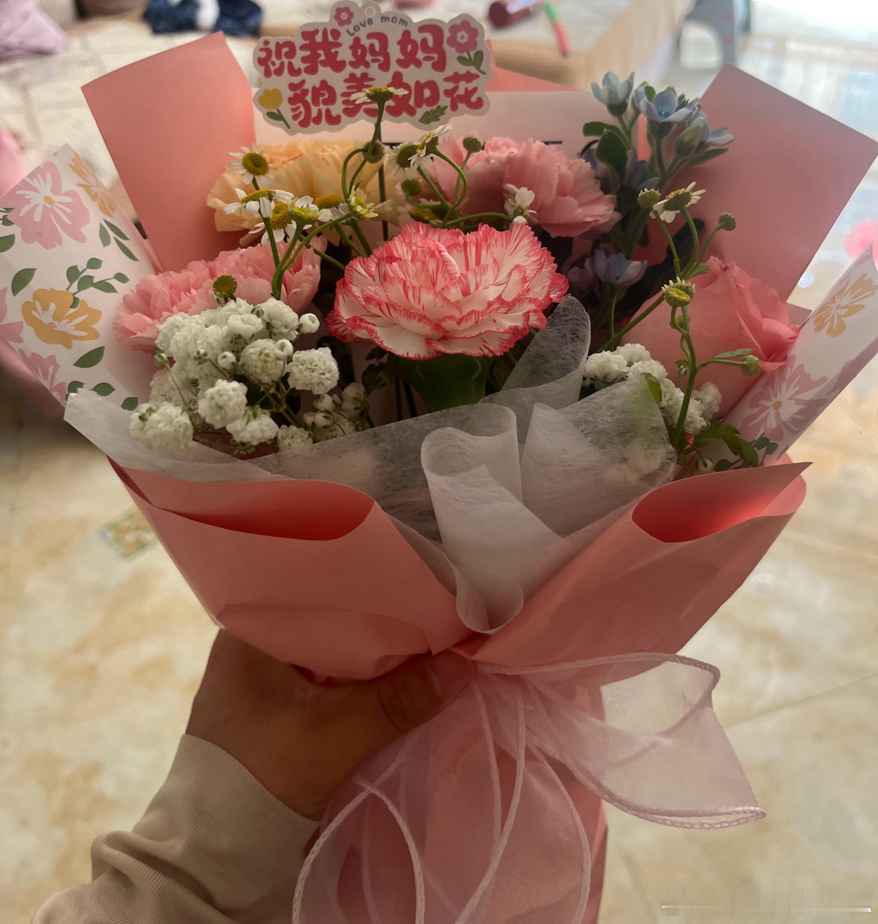 愿妈妈没病没灾，生活顺遂无忧；盼妈妈岁岁平安，身体康健如松；望妈妈心情舒畅，笑容